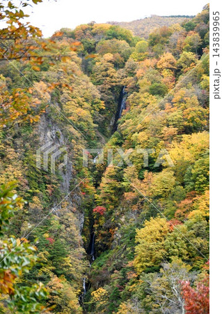【高山村 標高2305mの松川渓谷に懸かる直瀑 落差約180mの「八滝」】 【高山村 標高2305mの松川渓谷に懸かる直瀑 落差約180mの「八滝」】 143839965
