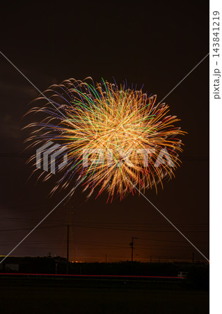 夜空に鮮やかに弾ける森町納涼花火大会の美しい大輪花火と車の光跡(アスペクト比2:3)(静岡県) 夜空に鮮やかに弾ける森町納涼花火大会の美しい大輪花火と車の光跡(アスペクト比2:3)(静岡県) 143841219