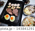 ホットプレートで鉄板焼き ホットプレートで鉄板焼き 143841291