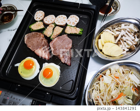 ホットプレートで鉄板焼き 143841291