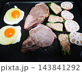 ホットプレートで鉄板焼き ホットプレートで鉄板焼き 143841292