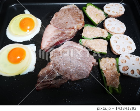 ホットプレートで鉄板焼き ホットプレートで鉄板焼き 143841292
