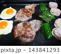 ホットプレートで鉄板焼き ホットプレートで鉄板焼き 143841293