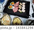 ホットプレートで鉄板焼き ホットプレートで鉄板焼き 143841294