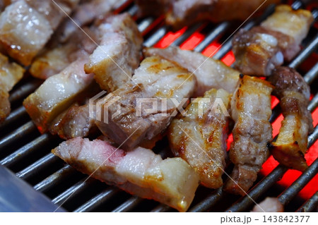サムギョプサル - 豚の三枚肉の焼き肉、韓国焼肉の定番といえば、サムギョプサル サムギョプサル - 豚の三枚肉の焼き肉、韓国焼肉の定番といえば、サムギョプサル 143842377