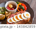 オープンサンド風 彩り豊かな朝食プレート 143842859