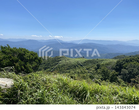 青空の下に幾重にも連なる緑豊かな山並みのパノラマ風景 青空の下に幾重にも連なる緑豊かな山並みのパノラマ風景 143843074