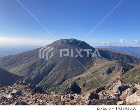 硫黄岳山頂から見る霧島連山 143843610