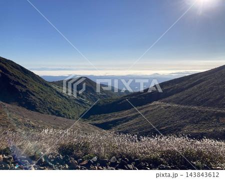 秋の阿蘇山の草原で見た景色 143843612