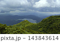 雲に覆われた山 143843614