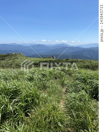 インディアン平原の草原を抜ける登山道と遠くに連なる山々 インディアン平原の草原を抜ける登山道と遠くに連なる山々 143843715