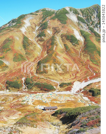 富山県 雷鳥沢キャンプ場と紅葉の進む立山連峰 10月 富山県 雷鳥沢キャンプ場と紅葉の進む立山連峰 10月 143843822