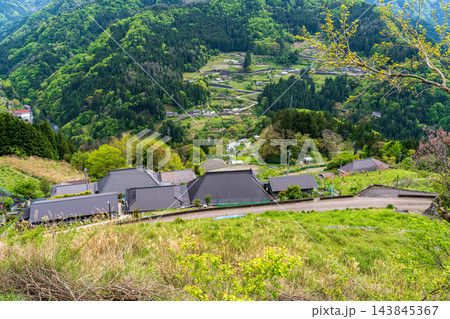 【重要伝統的建造物群保存地区】東祖谷山村落合 初夏の風景 車道とトタン葺きの家並み 徳島県三好市 【重要伝統的建造物群保存地区】東祖谷山村落合 初夏の風景 車道とトタン葺きの家並み 徳島県三好市 143845367
