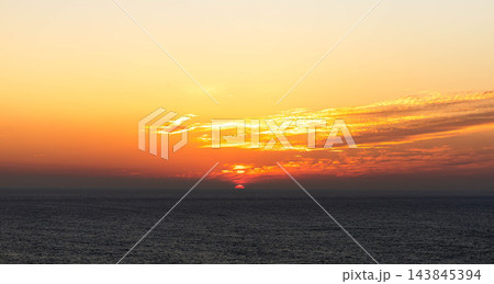 晩秋の水平線に沈む太陽とマジックアワーになった西の空 晩秋の水平線に沈む太陽とマジックアワーになった西の空 143845394