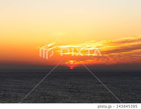 晩秋の水平線に沈む太陽とマジックアワーになった西の空 晩秋の水平線に沈む太陽とマジックアワーになった西の空 143845395