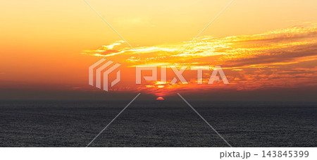 晩秋の水平線に沈む太陽とマジックアワーになった西の空 晩秋の水平線に沈む太陽とマジックアワーになった西の空 143845399