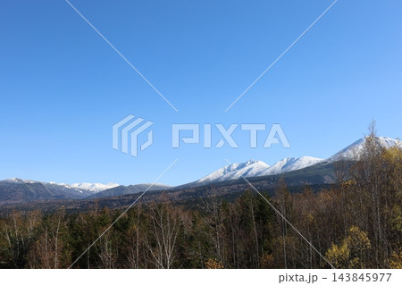 十月初冠雪の十勝連峰、秋晴れと紅葉の中、初雪を被る十勝岳、美瑛岳、美瑛富士、オプタテシケ 十月初冠雪の十勝連峰、秋晴れと紅葉の中、初雪を被る十勝岳、美瑛岳、美瑛富士、オプタテシケ 143845977