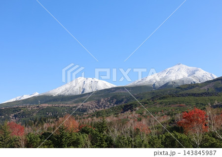 十月初冠雪の十勝連峰、秋晴れと紅葉の中、初雪を被る十勝岳、美瑛岳、美瑛富士、オプタテシケ 十月初冠雪の十勝連峰、秋晴れと紅葉の中、初雪を被る十勝岳、美瑛岳、美瑛富士、オプタテシケ 143845987