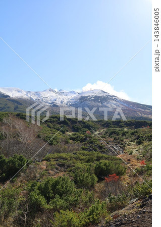 十月初冠雪の十勝連峰、秋晴れと紅葉の中、初雪を被る十勝岳、美瑛岳、美瑛富士、オプタテシケ 十月初冠雪の十勝連峰、秋晴れと紅葉の中、初雪を被る十勝岳、美瑛岳、美瑛富士、オプタテシケ 143846005
