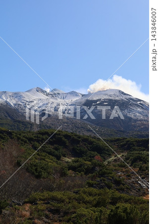 十月初冠雪の十勝連峰、秋晴れと紅葉の中、初雪を被る十勝岳、美瑛岳、美瑛富士、オプタテシケ 十月初冠雪の十勝連峰、秋晴れと紅葉の中、初雪を被る十勝岳、美瑛岳、美瑛富士、オプタテシケ 143846007