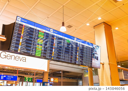 空港・搭乗案内板・出国イメージ　ジュネーブ空港 143846056