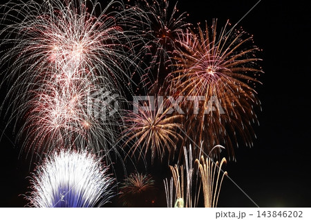 夏の夜空を彩る風物詩 夏の夜空を彩る風物詩 143846202