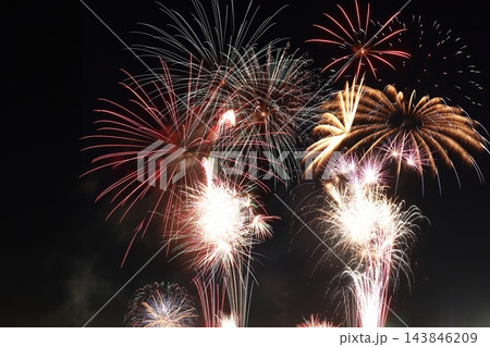 夏の夜空を彩る風物詩 夏の夜空を彩る風物詩 143846209