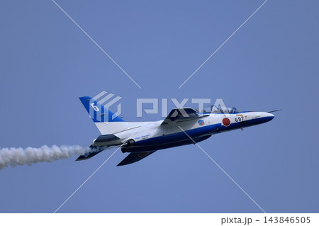 千歳のまちの航空祭2026　ブルーインパルスの見事な飛行シーン 143846505