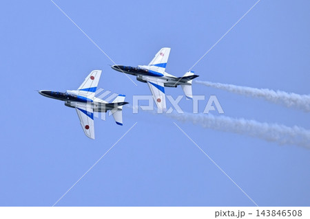 千歳のまちの航空祭2026　ブルーインパルスの見事な飛行シーン 143846508