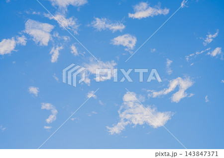 テキストや文字入れに最適な白い雲が浮かぶ爽やかな青空の背景素材(アスペクト比3:2) テキストや文字入れに最適な白い雲が浮かぶ爽やかな青空の背景素材(アスペクト比3:2) 143847371