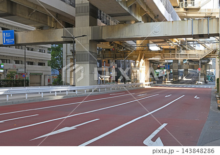 箱崎ジャンクション下の赤い道路 頭上を交差する高架橋と白矢印が描く近代的な都市の交通景観 箱崎ジャンクション下の赤い道路 頭上を交差する高架橋と白矢印が描く近代的な都市の交通景観 143848286