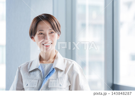 笑顔の女性作業員 笑顔の女性作業員 143848287
