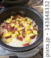 　日本の秋の味覚のサツマイモごはん 143848332