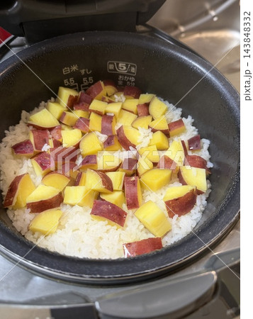 日本の秋の味覚のサツマイモごはん 日本の秋の味覚のサツマイモごはん 143848332