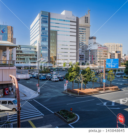 青空が広がる浜松駅北口ロータリーの街並みとタクシー乗り場の風景(アスペクト比1:1)(静岡県) 青空が広がる浜松駅北口ロータリーの街並みとタクシー乗り場の風景(アスペクト比1:1)(静岡県) 143848645