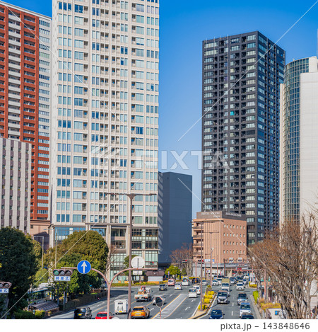 青空にそびえ立つ浜松駅周辺の高層マンションと行き交う自動車の風景(アスペクト比1:1)(静岡県) 青空にそびえ立つ浜松駅周辺の高層マンションと行き交う自動車の風景(アスペクト比1:1)(静岡県) 143848646