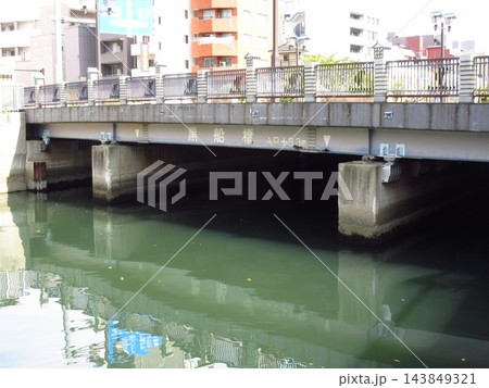 大横川に架かる黒船橋と水面に映る街並みの景観 143849321