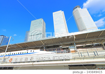 愛知県名古屋市、新幹線と名古屋駅前超高層ビル郡の風景 愛知県名古屋市、新幹線と名古屋駅前超高層ビル郡の風景 143849415