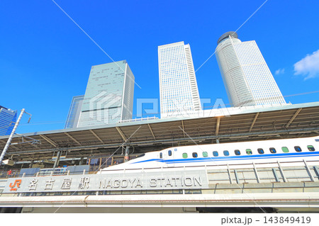 愛知県名古屋市、新幹線と名古屋駅前超高層ビル郡の風景 愛知県名古屋市、新幹線と名古屋駅前超高層ビル郡の風景 143849419