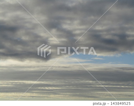 検見川浜から見た十月の青空と白い雲 143849525