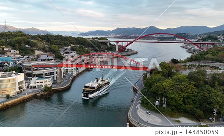 早朝の音戸大橋を通過する観光船SEA PASEO（シーパセオ）と航跡・ドローン空撮（広島県呉市） 143850059