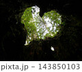 屋久島の洞窟から見える光 143850103