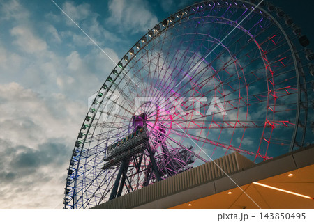 ドラマチックな夕空と輝く観覧車のイルミネーション 143850495