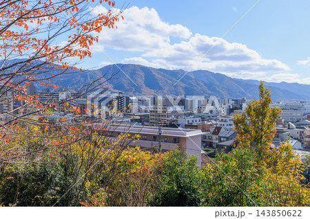 京都の秋の琵琶湖疏水(山科疏水)と紅葉　山科の街並み 143850622