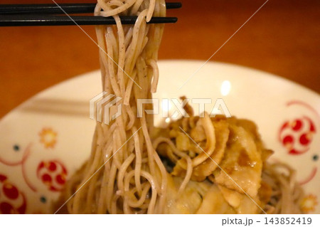 豚肉そば 143852419