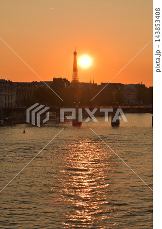 パリのポンヌフから望む夕焼けのセーヌ川とエッフェル塔のシルエット(2020年10月22日) パリのポンヌフから望む夕焼けのセーヌ川とエッフェル塔のシルエット(2020年10月22日) 143853408