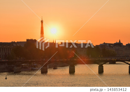パリのポンヌフから望む夕焼けのセーヌ川とエッフェル塔のシルエット（2020年10月22日） 143853412