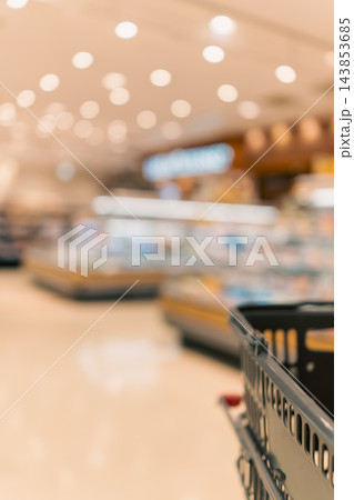 スーパーマーケットの買い物かごとぼかした食品売り場 143853685