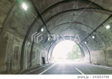 コンクリートのアーチと照明が続く道路トンネル 143853798