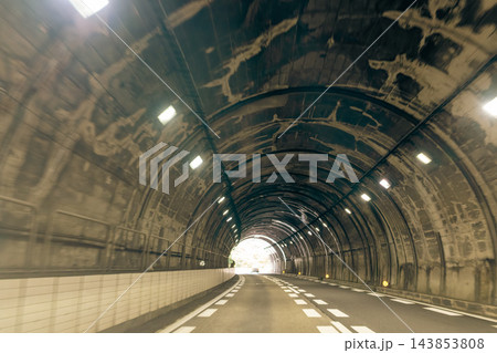 コンクリートのアーチと照明が続く道路トンネル 143853808